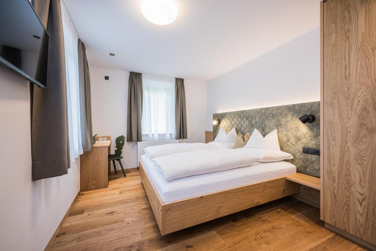 Gasthof Albergo Dolomiten Braies  Exterior photo