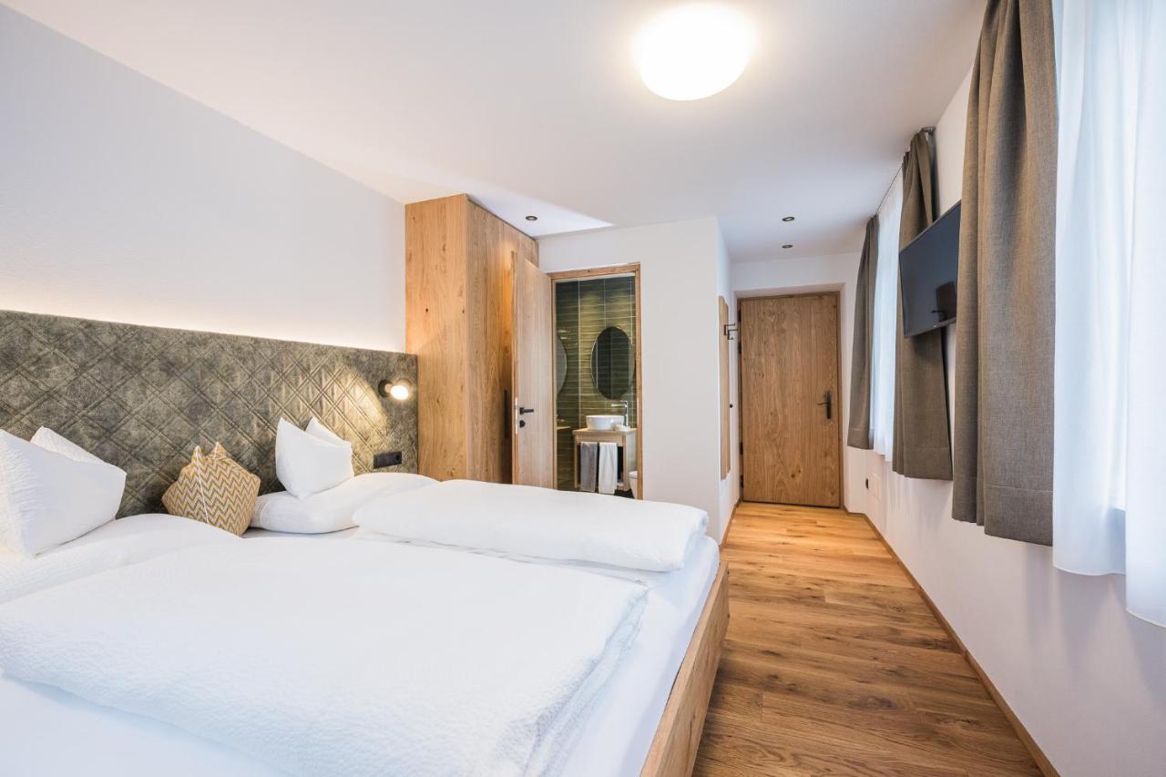 Gasthof Albergo Dolomiten Braies  Exterior photo