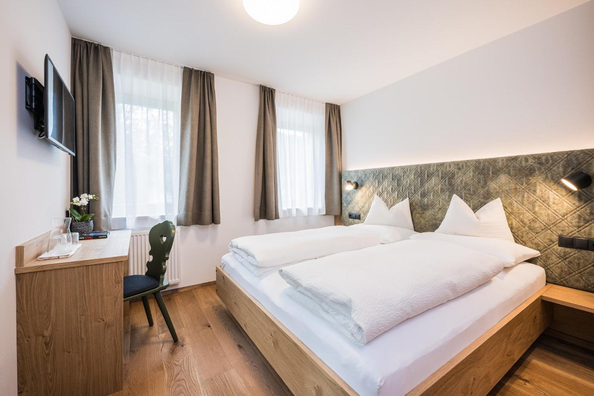 Gasthof Albergo Dolomiten Braies  Exterior photo