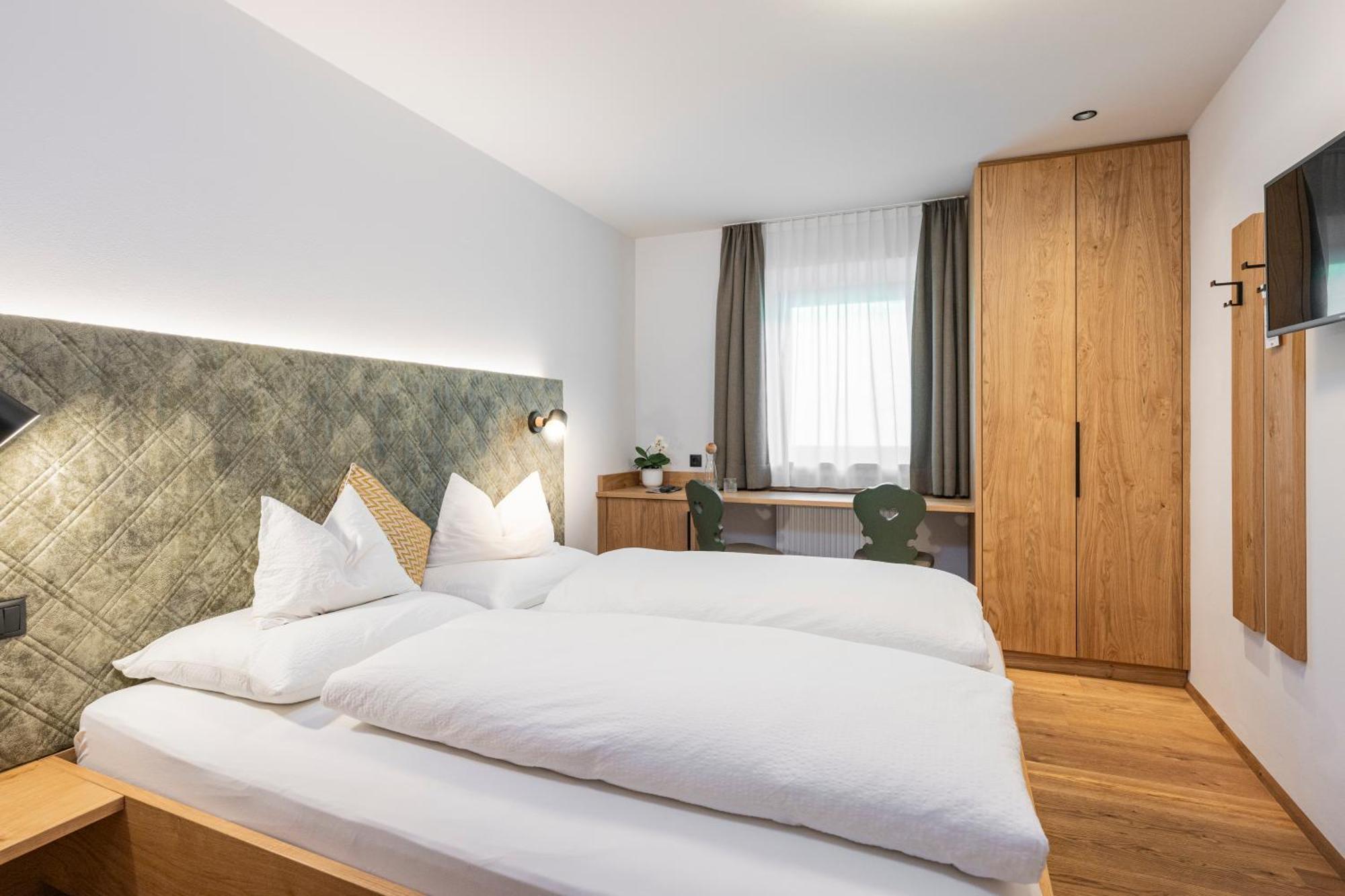 Gasthof Albergo Dolomiten Braies  Exterior photo