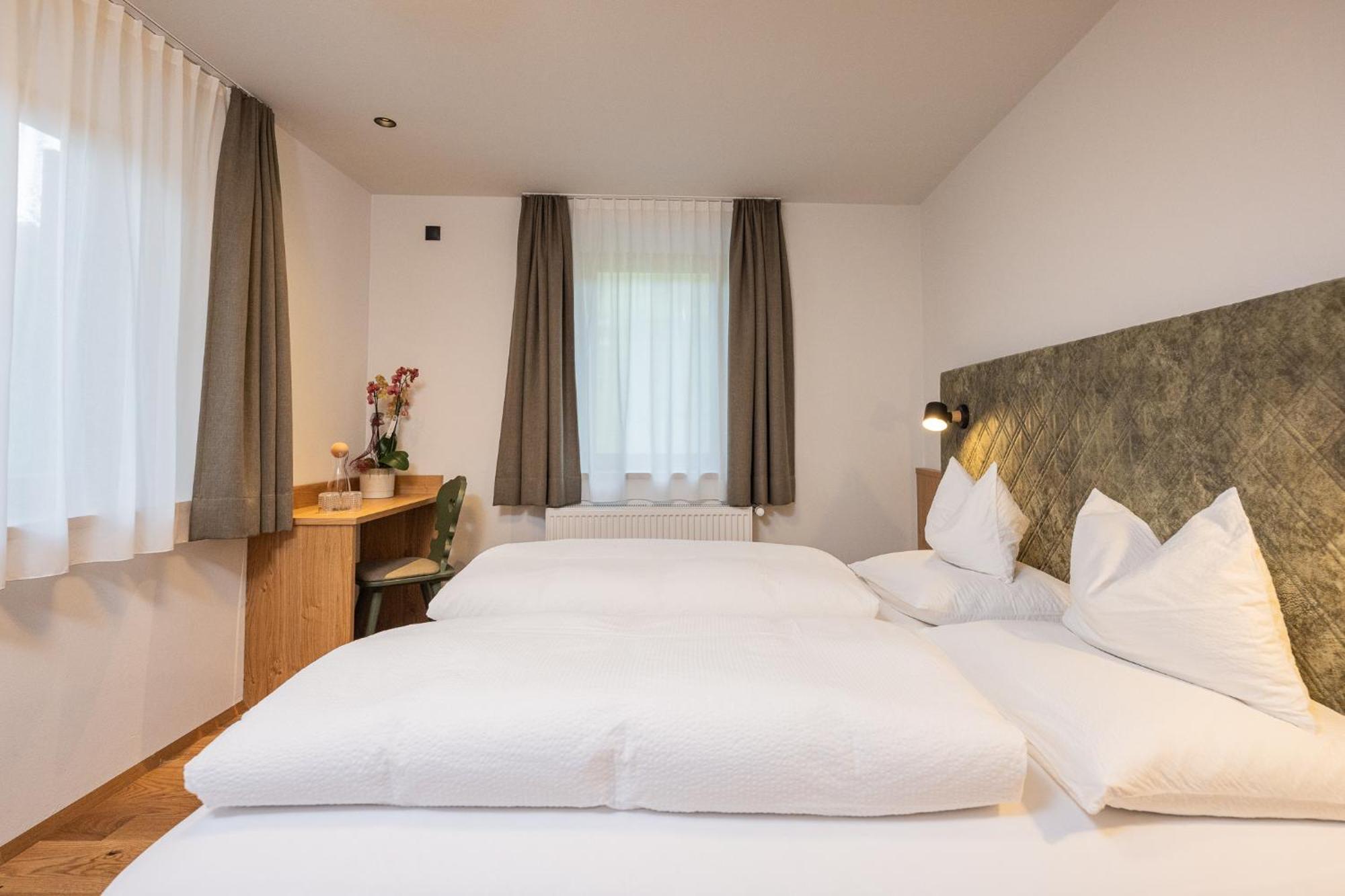 Gasthof Albergo Dolomiten Braies  Exterior photo