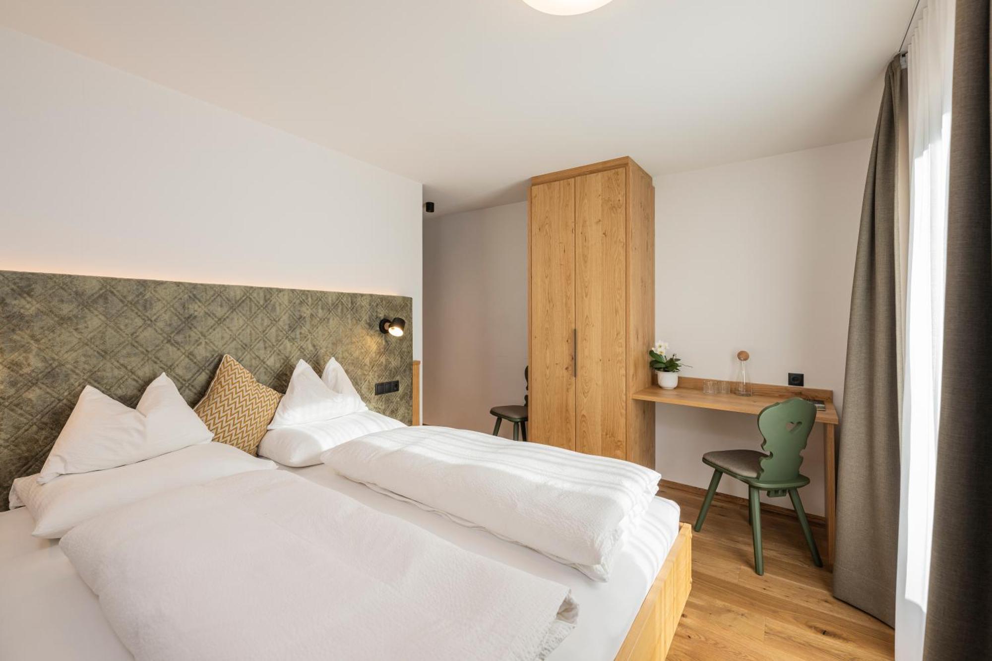 Gasthof Albergo Dolomiten Braies  Exterior photo